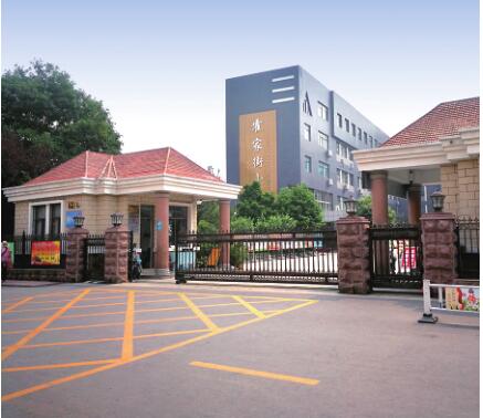 巨星国际官网向开封市霍家街小学捐赠99961元构筑操场